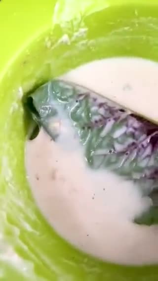 Foto langkah ke 4 dari resep Ayam & Udang Gulung Bayam.