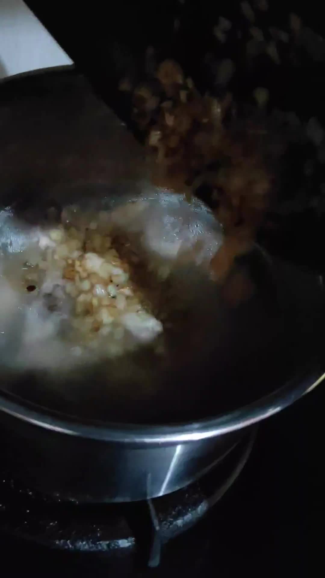 Foto langkah ke 5 dari resep Sup Krim Kacang Merah Sayap Ayam.