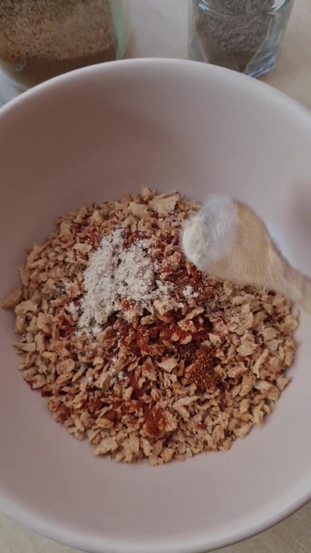 Foto del paso 2 de la receta: El snack más saludable, rápido y proteico 🌱 Snack crocante de soja texturizada sin remojo 🌱