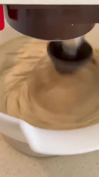 Foto del paso 3 de la receta: Bundt cake de dulce de leche