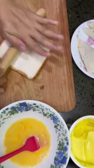 Gambar langkah 2 resipi Roti Sardin Goreng Bread Crumbs.