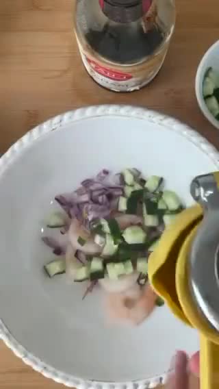 Foto del paso 1 de la receta: Tostada de ceviche de camarones