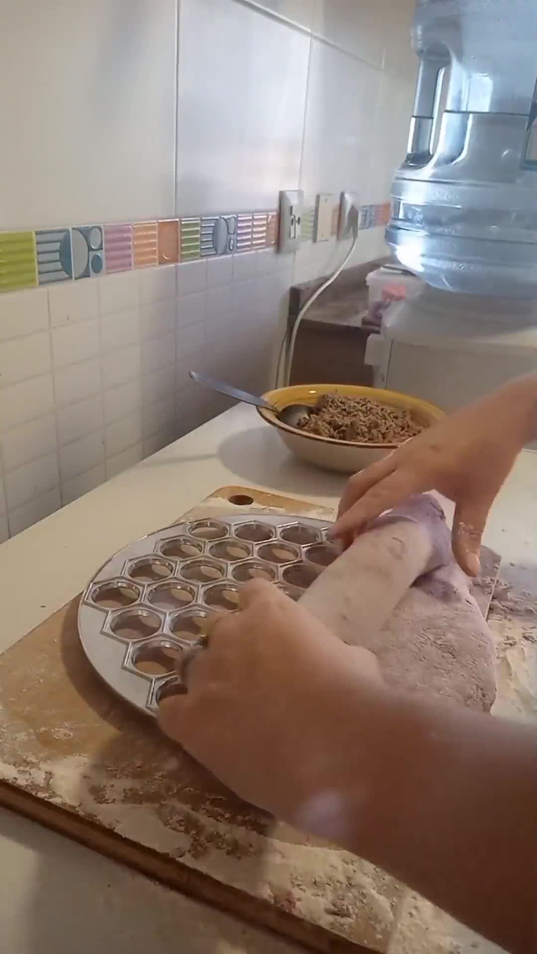 Foto del paso 2 de la receta: Raviolis de pollo con masa de remolacha y salsa trufada