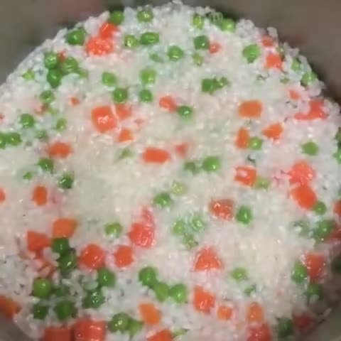 صورة لخطوة 2 من وصفة أرز (بالبسلة والجزر)