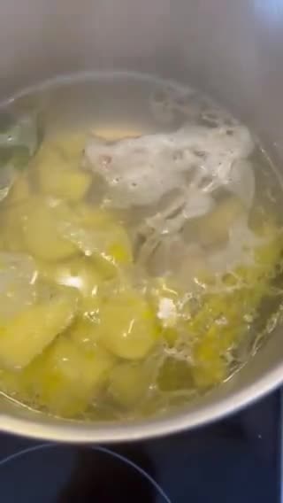 Foto del paso 4 de la receta: Pescadilla (o merluza) a la gallega con patatas de Sanlucar