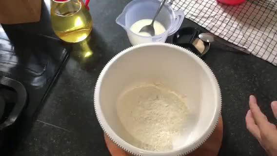 Foto langkah ke 1 dari resep Donat 3 Bahan Tanpa Uleni Takaran Sendok.