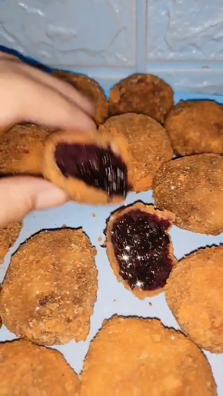 Foto langkah ke 7 dari resep Bola Ubi Crispy Isi Coklat.