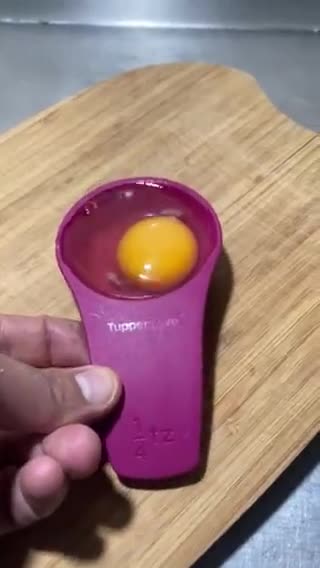 Foto del paso 1 de la receta: Huevos estrellados 🍳 ahogados en salsa de jitomate 🥫