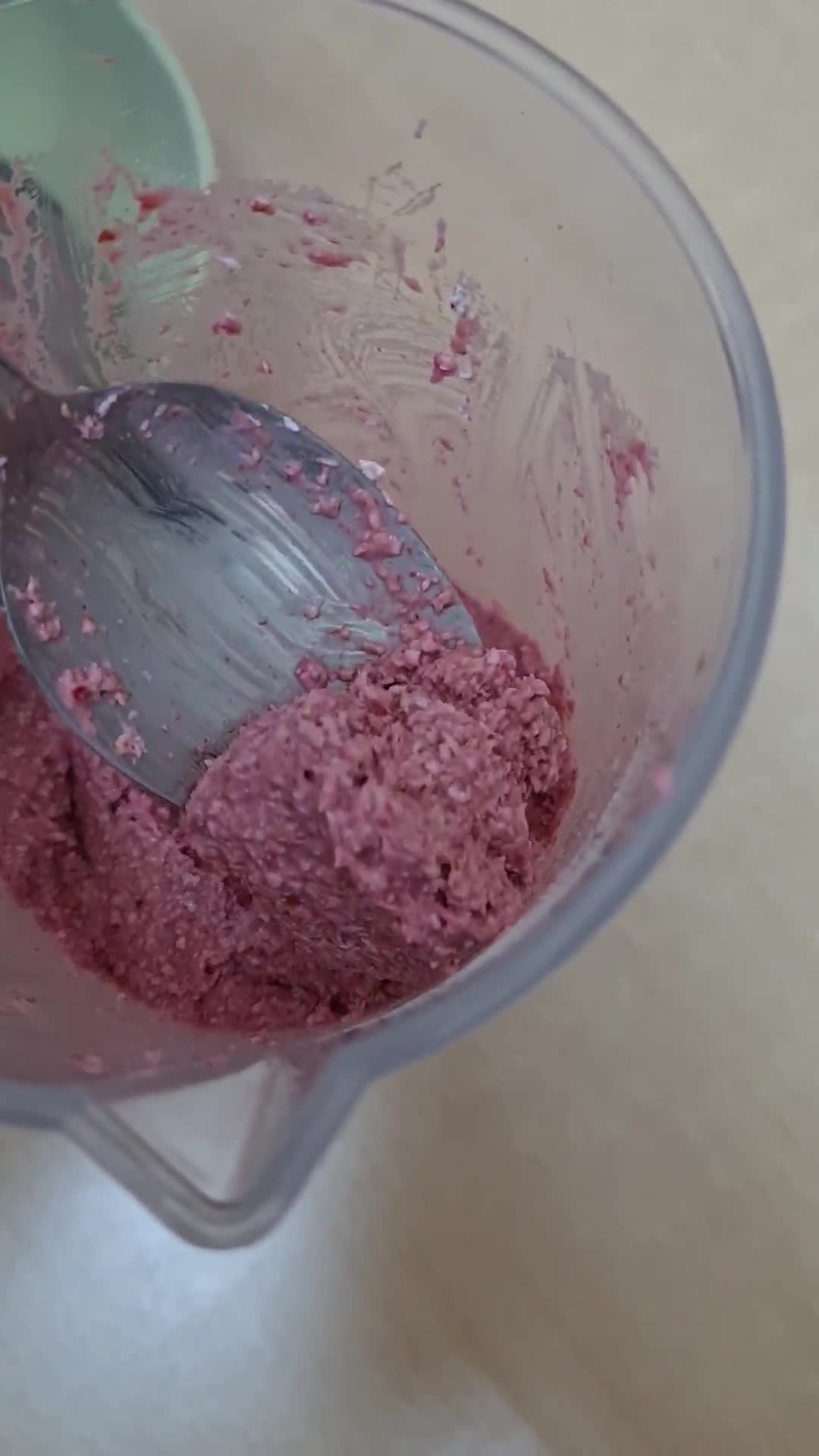 Foto del paso 3 de la receta: Galletas de frutilla🍓 solo 3 ingredientes🍓 bajas en calorías