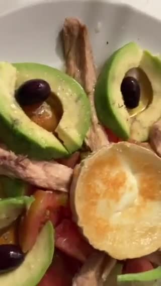 Foto del paso 7 de la receta: Ensalada de melva, aguacate, tomate, con queso de cabra tostado