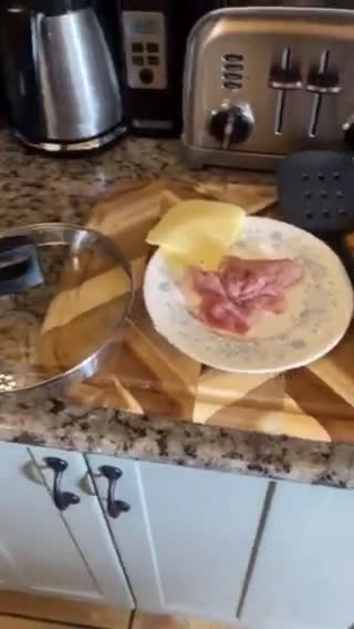 A picture of step 3 of Swift maple glazed grilled ham and cheese.