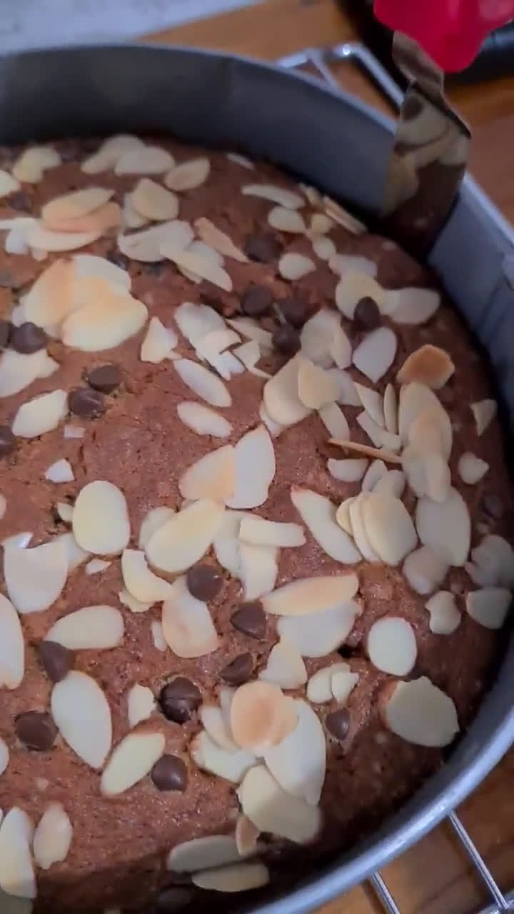 Foto langkah ke 6 dari resep Banana Choco Almond Cake.