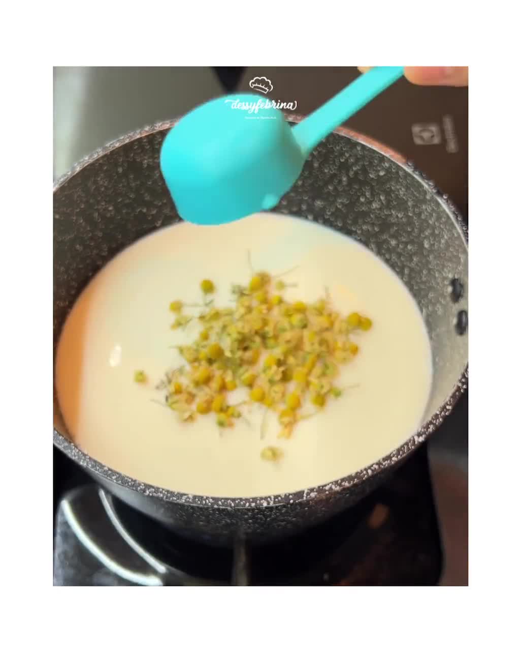 Foto langkah ke 2 dari resep Chamomile Honey Panna Cotta.