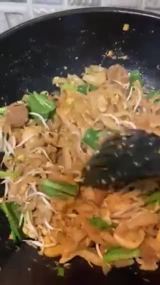 Foto langkah ke 5 dari resep Kwetiaw goreng.