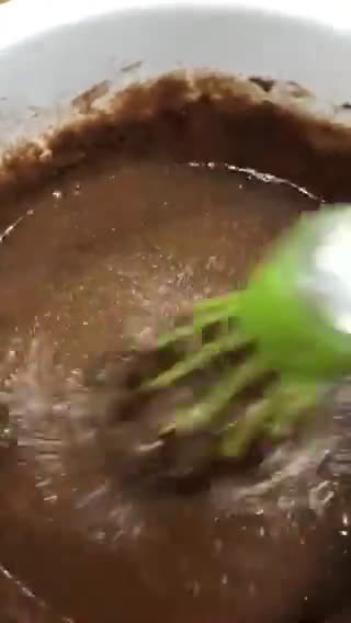 صورة لخطوة 1 من وصفة بسبوسة الشوكولاتة 😭🖤