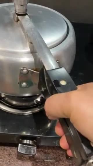 कुकर वाली गोभी (बिना प्याज़ लहसुन) (Cooker wali gobhi recipe in hindi) रेसिपी चरण 6 फोटो