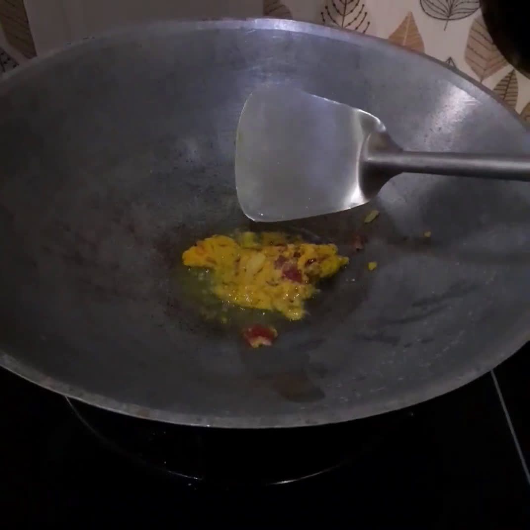 Foto langkah ke 2 dari resep Nasi Goreng Kunyit.