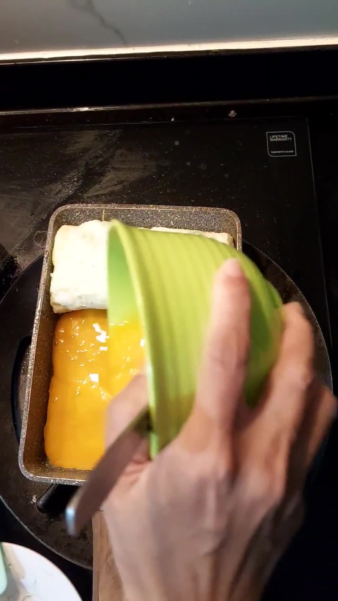 Foto langkah ke 4 dari resep Dadar Telur Gulung Isi Keju.