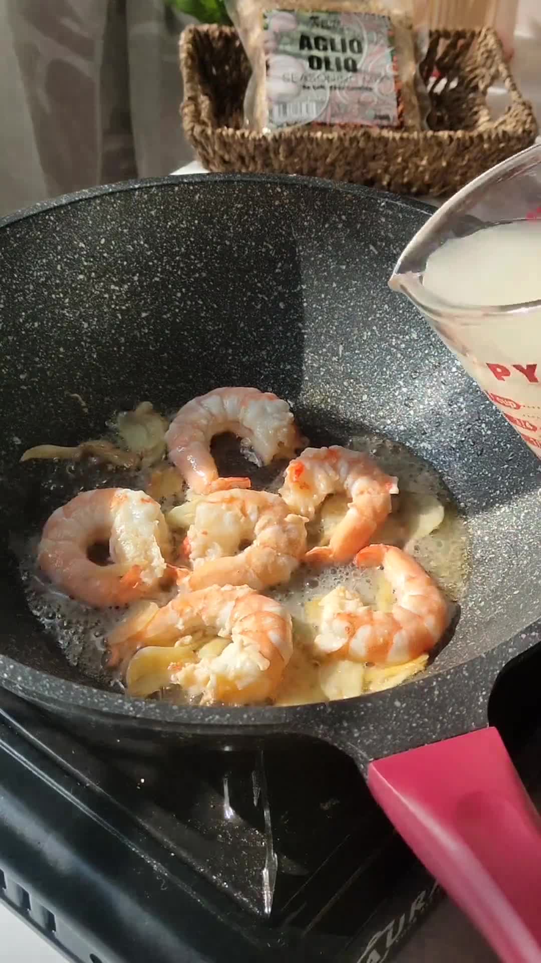 Gambar langkah 4 resipi Pasta Aglio Olio.