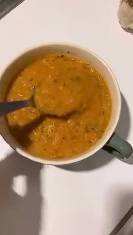 Foto del paso 3 de la receta: Crema de tomate y verduras asadas 🍅🥕🧅