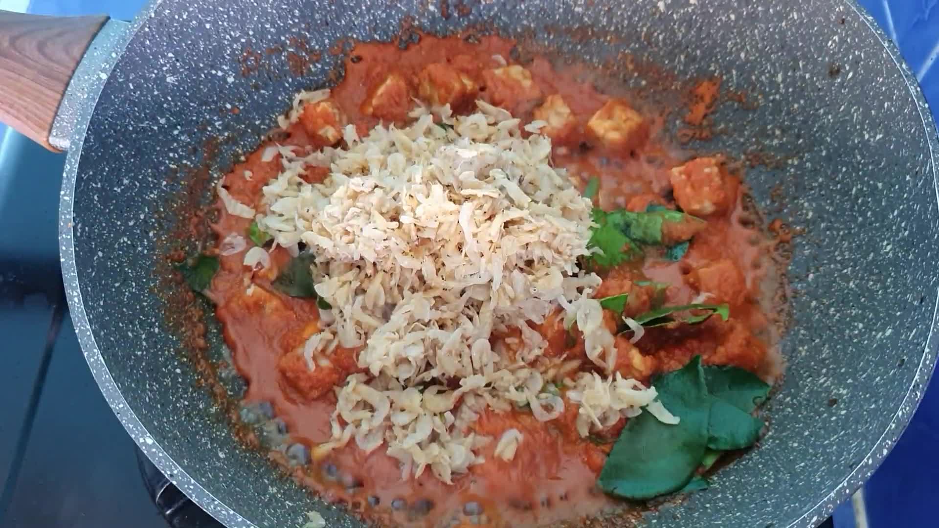 Foto langkah ke 3 dari resep Terong Ungu Tumis Rebon.
