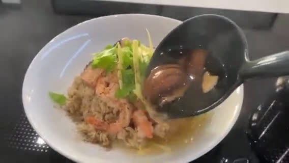 A picture of step 3 of Oat Shiitake Mushroom Soup with Prawns.