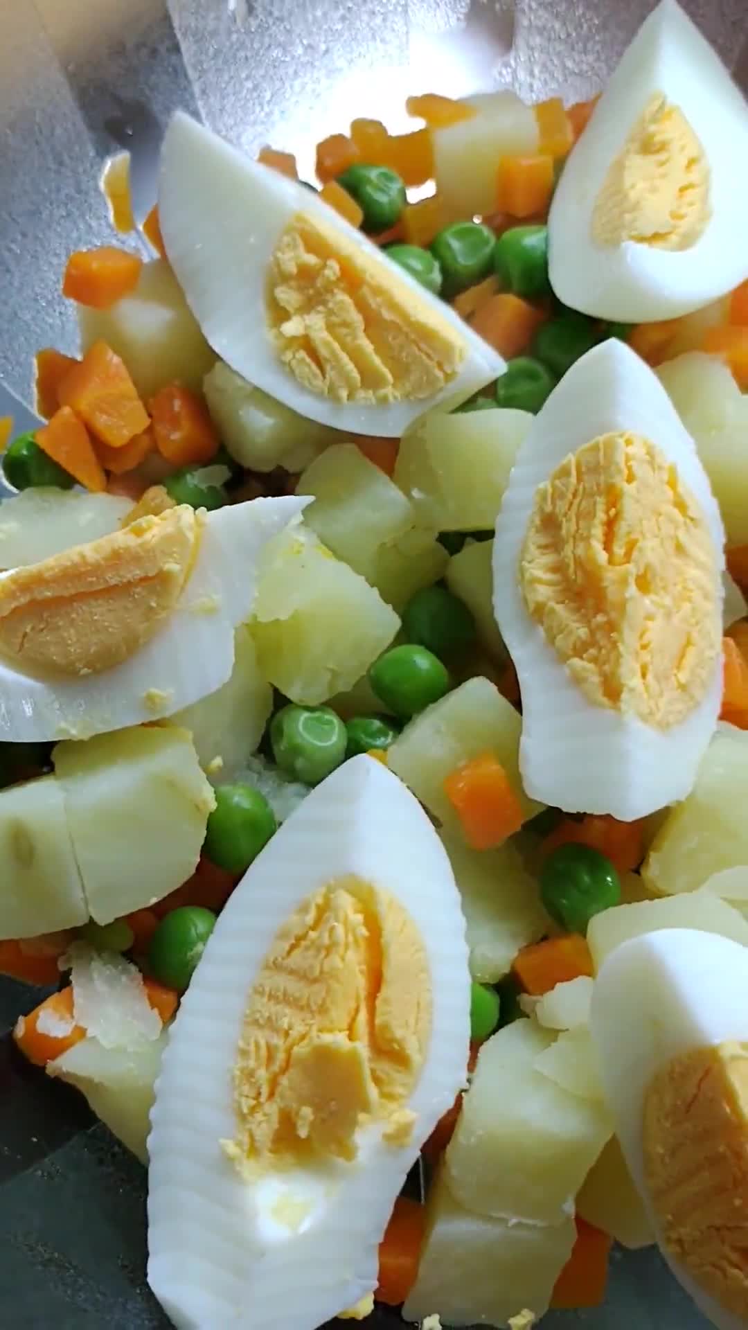 Foto del paso 3 de la receta: Pechuga con ensalada. Excelente para vianda saludable