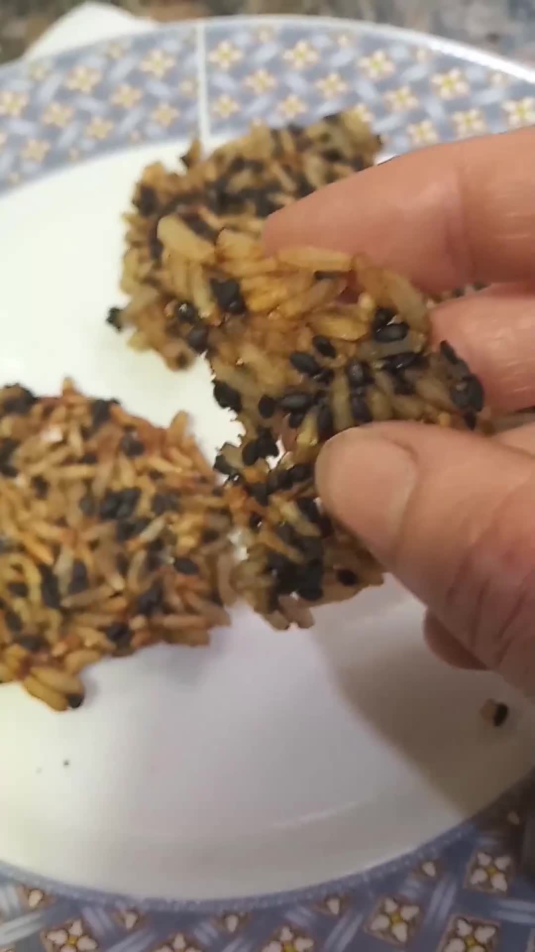 Foto del paso 5 de la receta: Crackers de arroz y sésamo sin gluten y vegan en microondas