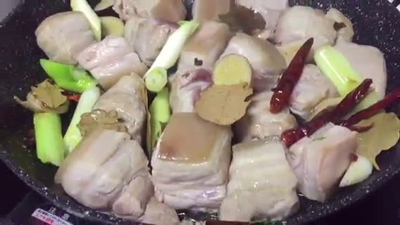 รูปขั้นตอนการทำที่ 3 ของ หมูสามชั้นอบน้ำแดงสูตรเบียร์บ้านหมี 熊家啤酒红烧肉 และเกร็ดน่ารู้