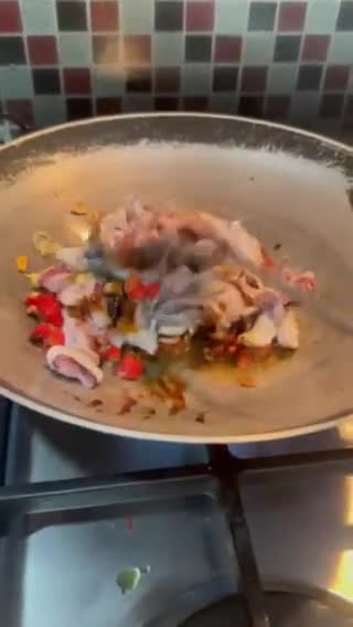 Foto langkah ke 2 dari resep Oseng Cumi Cabe Bawang.