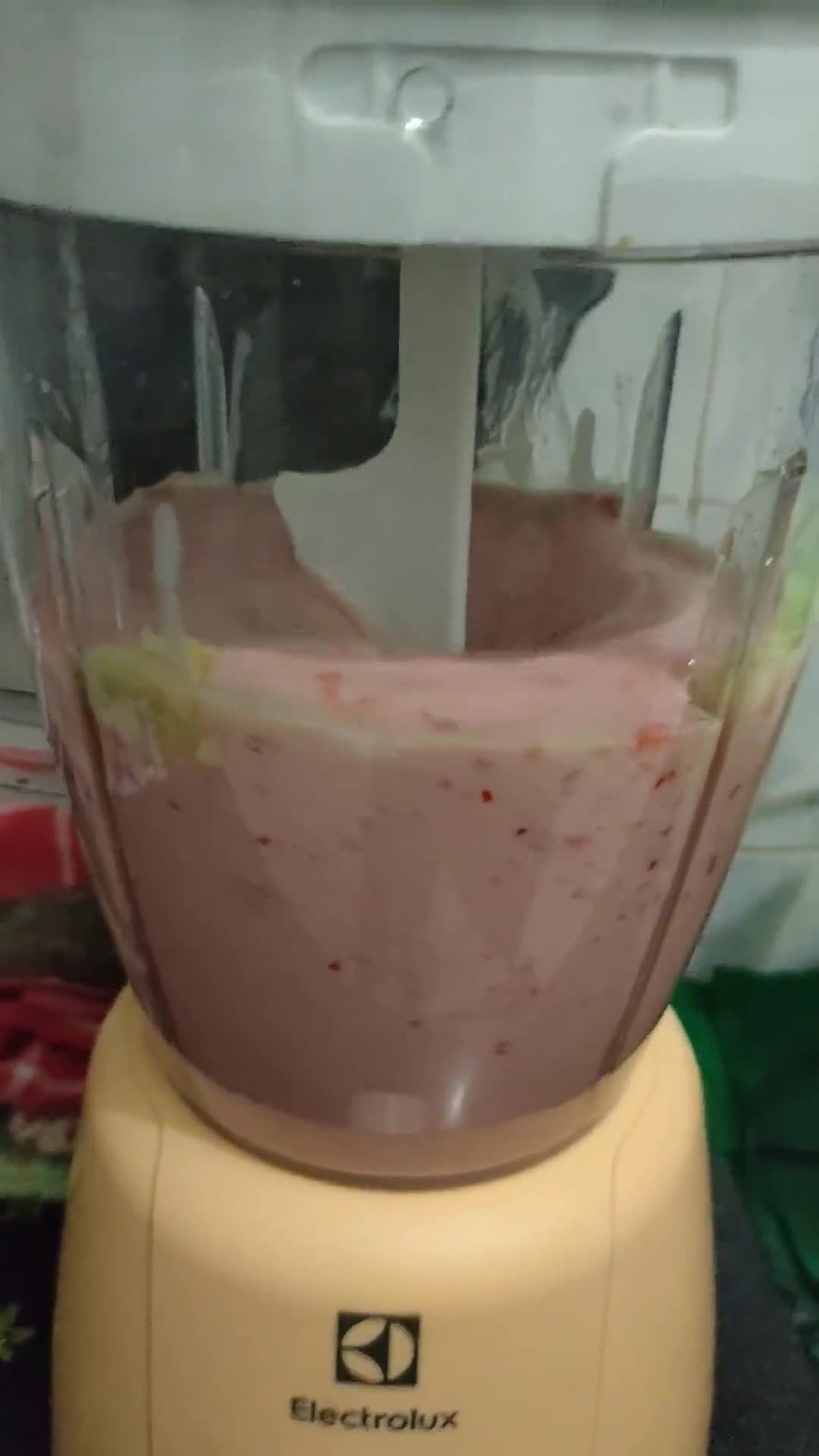 Foto langkah ke 3 dari resep Es cream smoothies.