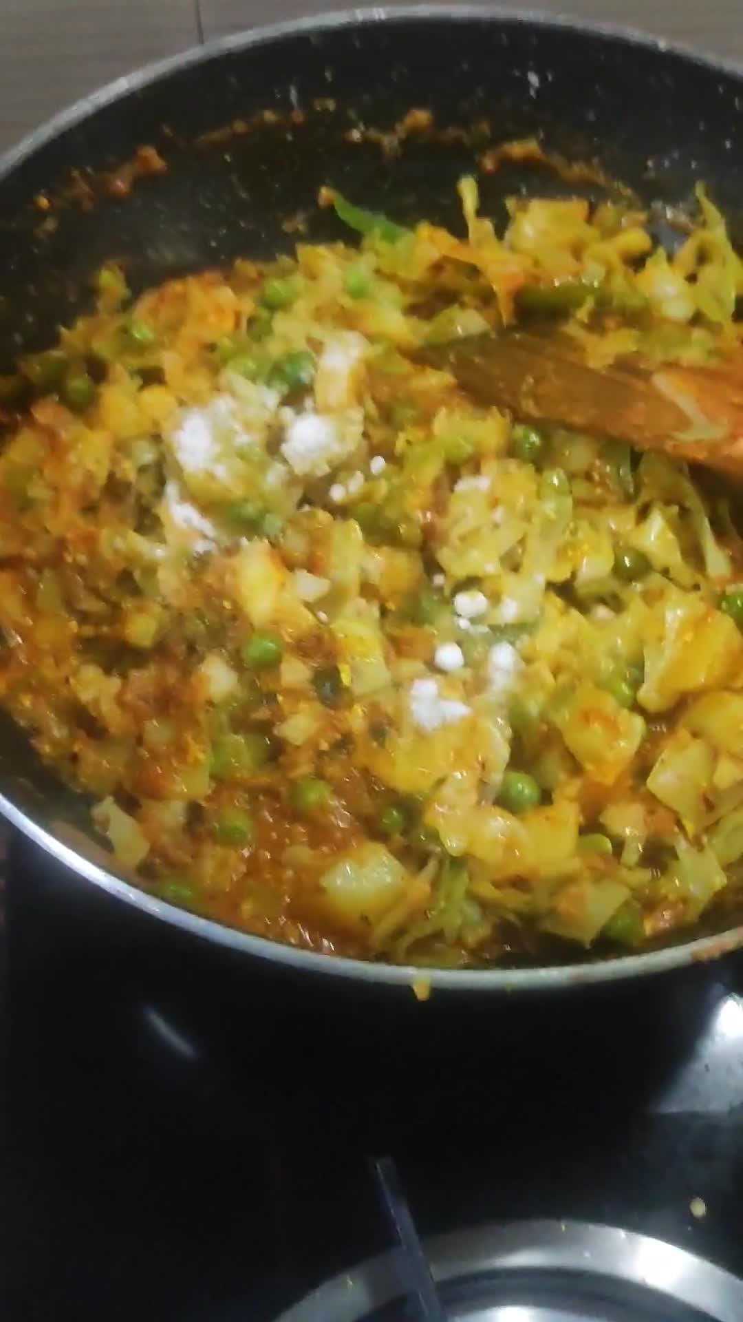 आलू पत्तागोभी (दही बेसन वाली) (Aloo pattagobhi dahi besan wali recipe in Hindi) रेसिपी चरण 7 फोटो