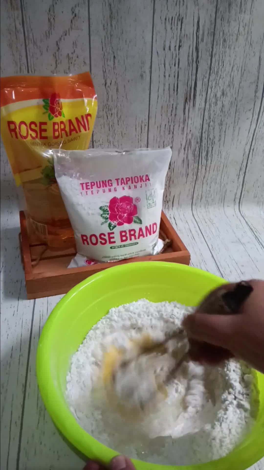 Foto langkah ke 2 dari resep Kulit risoles lembut elastis.