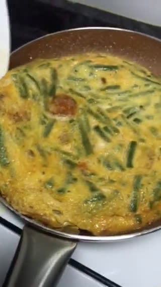 Foto del paso 11 de la receta: Tortilla de espárragos verdes con chorizo