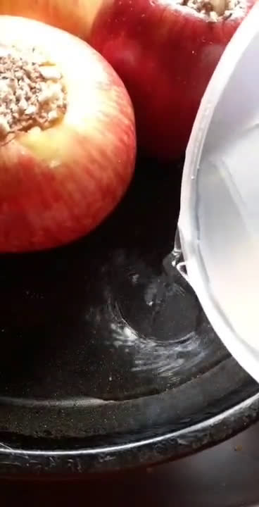 Foto del paso 3 de la receta: Manzanas horneadas con queso crema, pasas y praliné de nuez💕