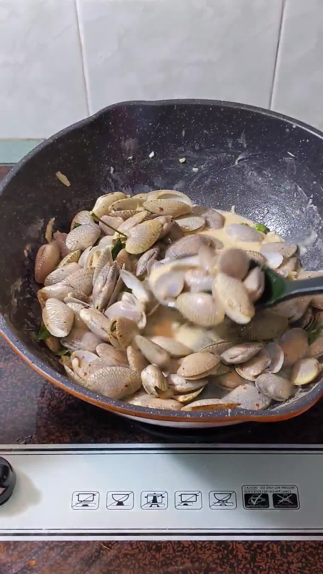 Gambar langkah 5 resipi Kepah Salted egg.