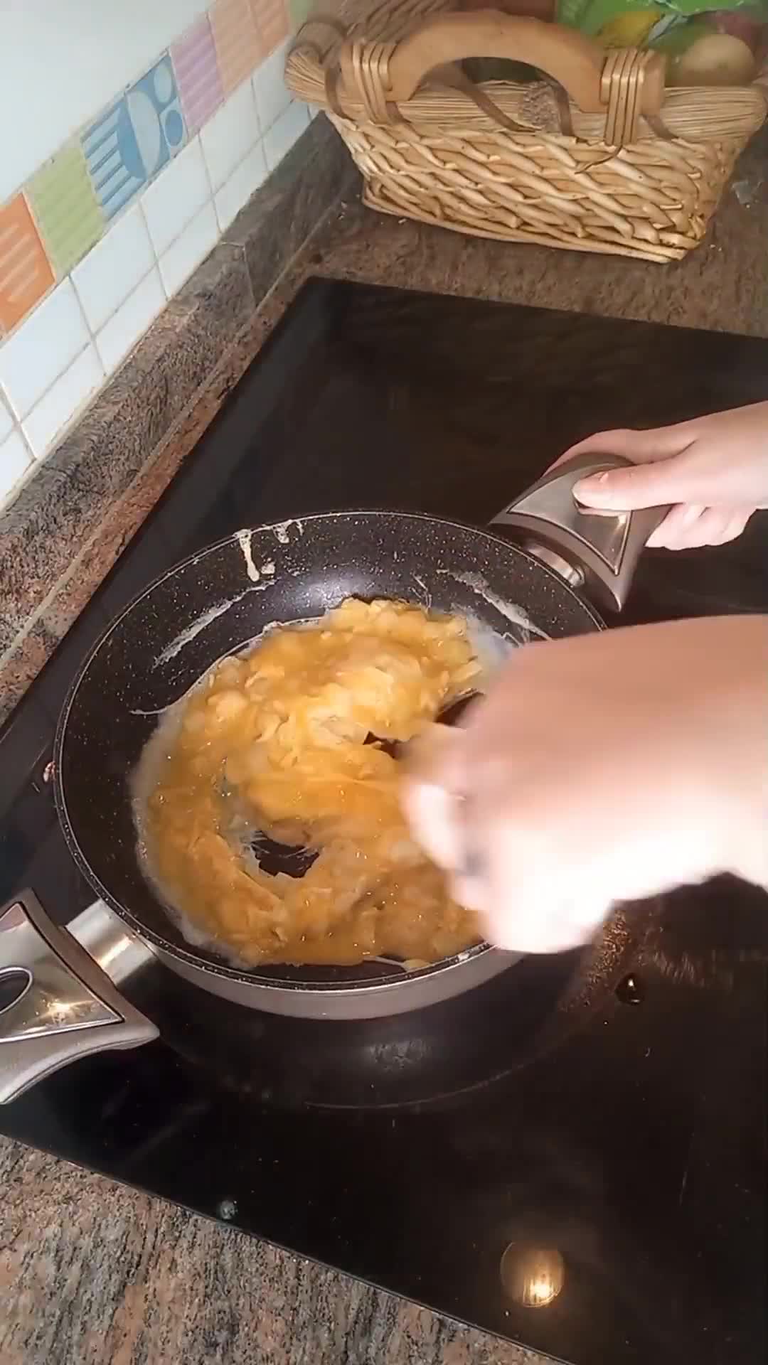 Foto del paso 1 de la receta: Canelón de huevo relleno de huevo 🍳
