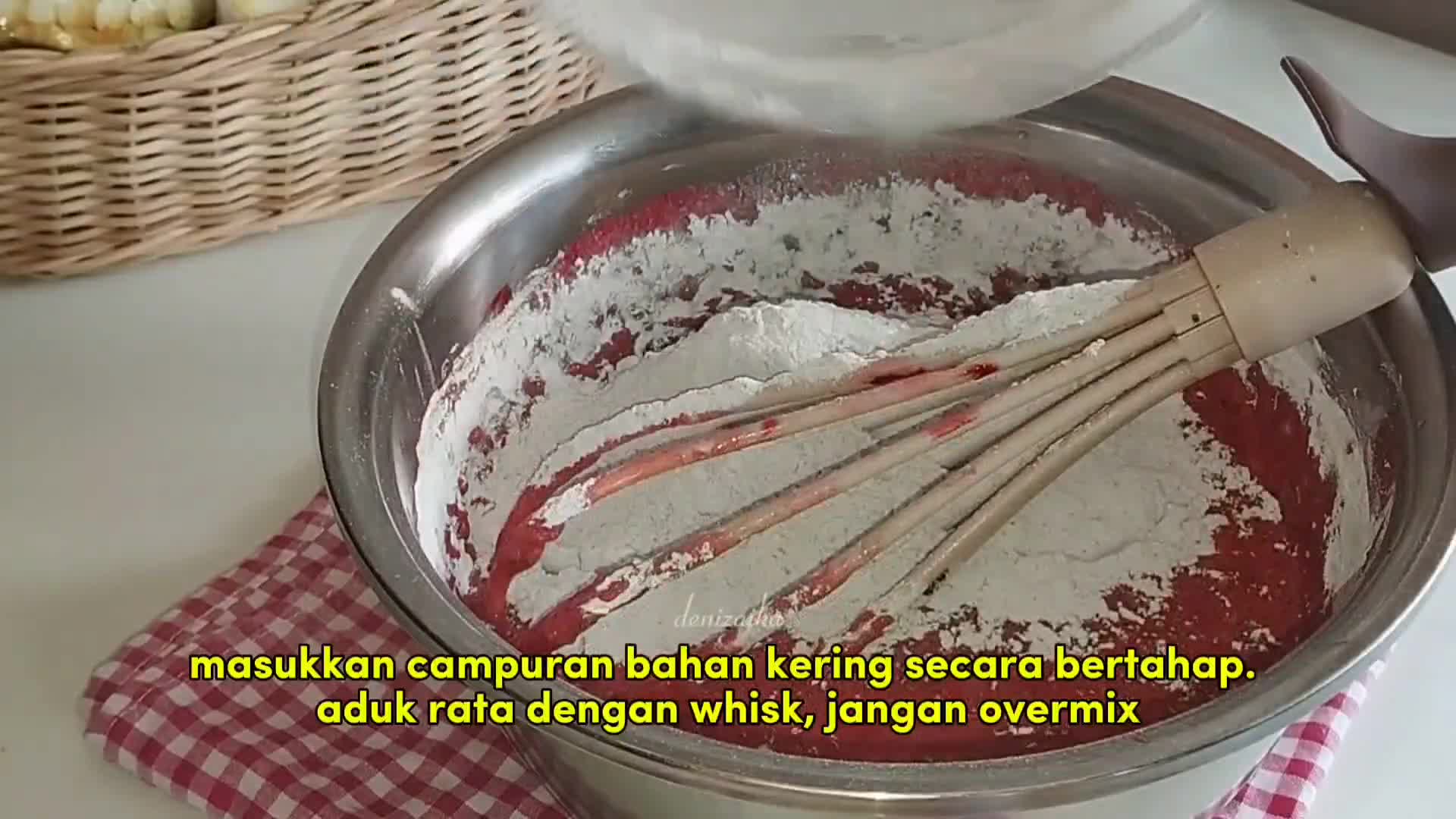 Foto langkah ke 5 dari resep Red Velvet Tanpa Terigu (No Mixer, Bisa Oven/Kukus).