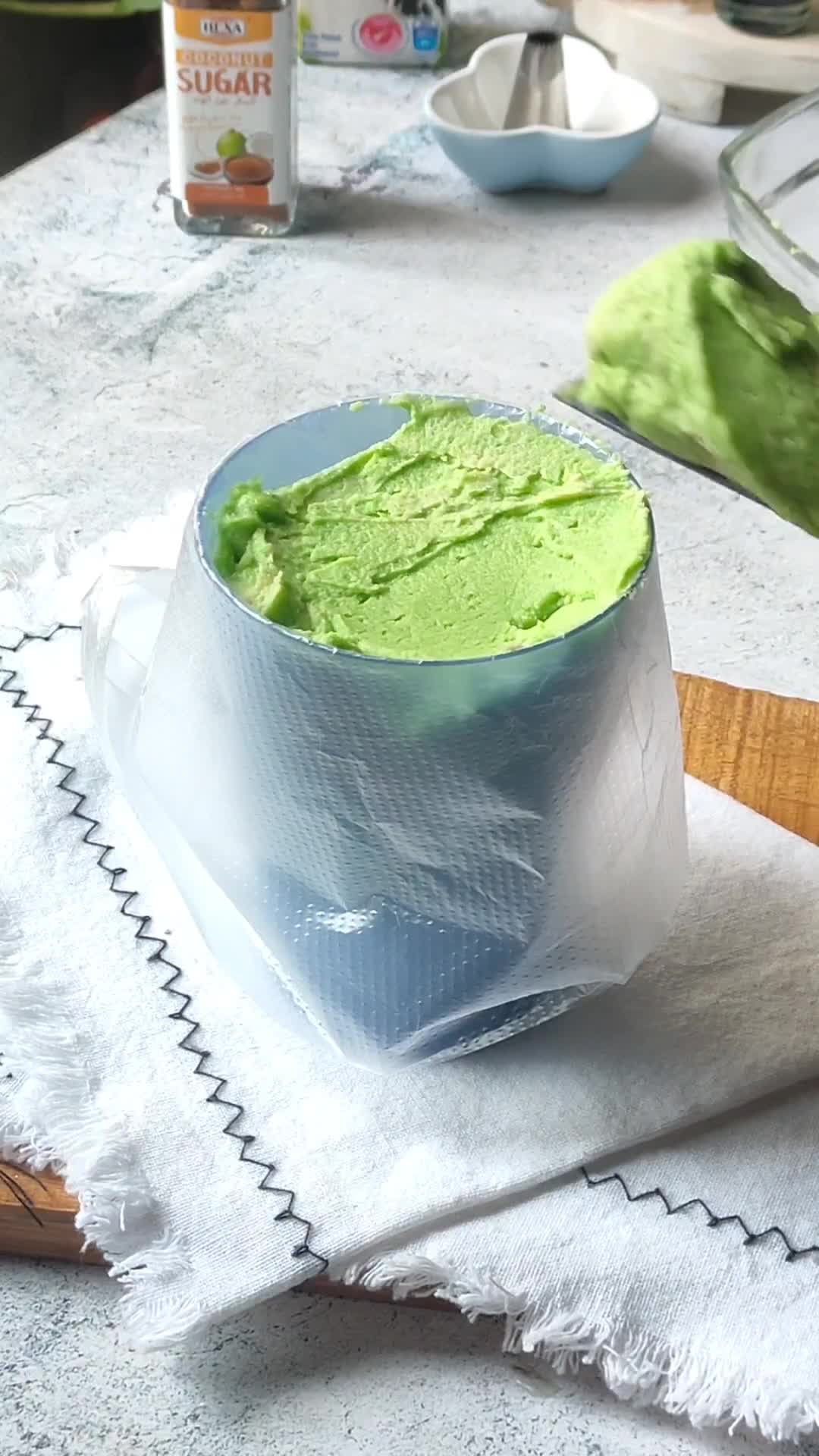 Gambar langkah 7 resipi Pandan Coconut Sugar Cookies.