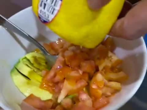 Foto langkah ke 2 dari resep Guacamole homemade.