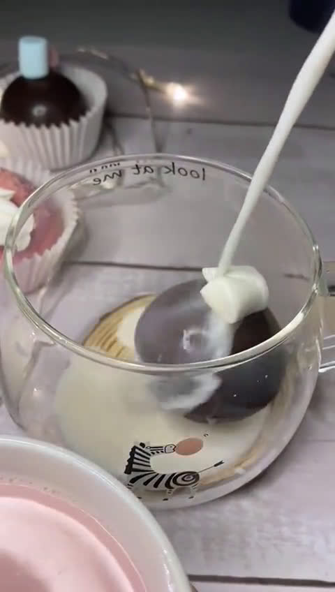 صورة لخطوة 10 من وصفة كرات الهوت شوكلت باشكال جديده ورائعه 🍫☕