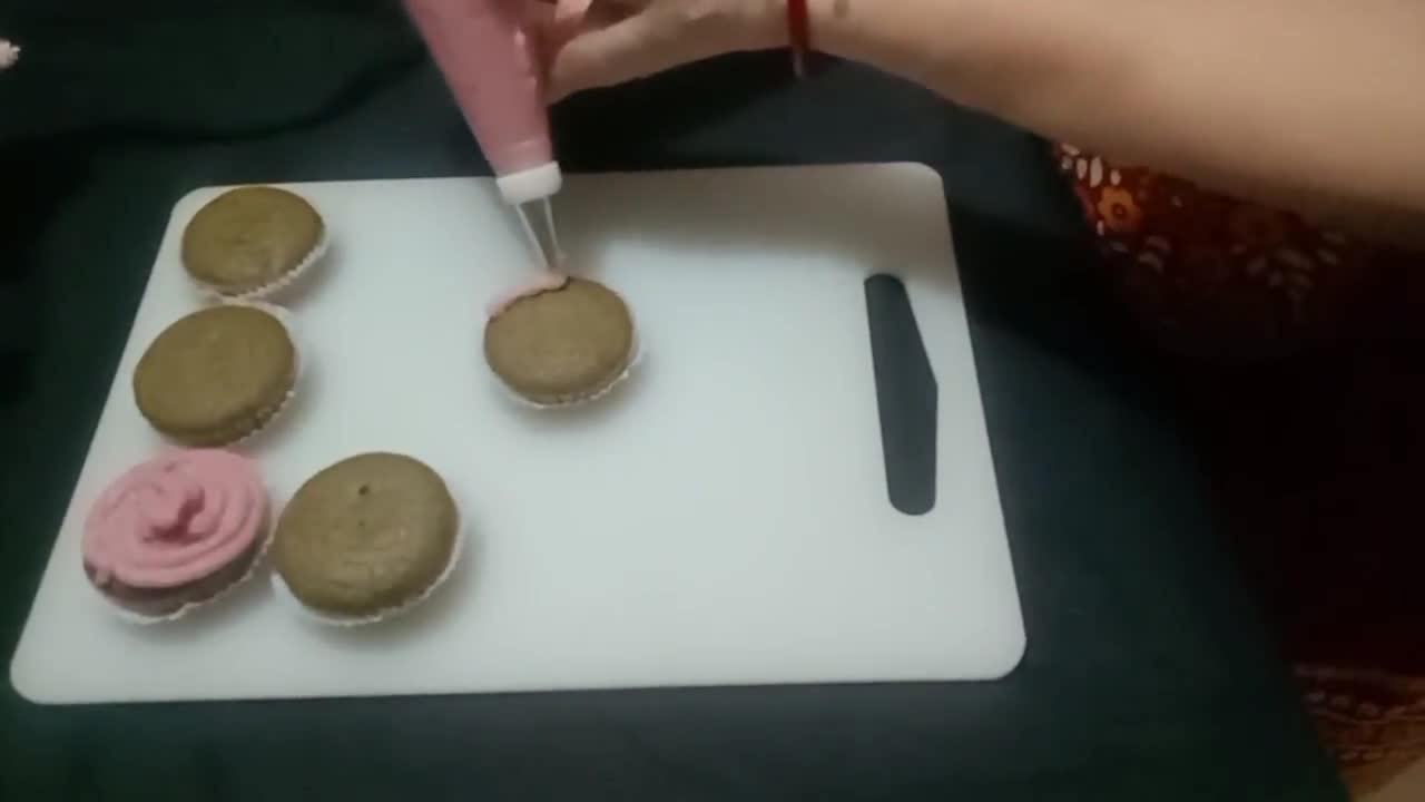 सिंघाड़े और सिंघाड़े के आटे के कप केक्स (वाटर चेस्टनट कप केक्स) रेसिपी चरण 9 फोटो