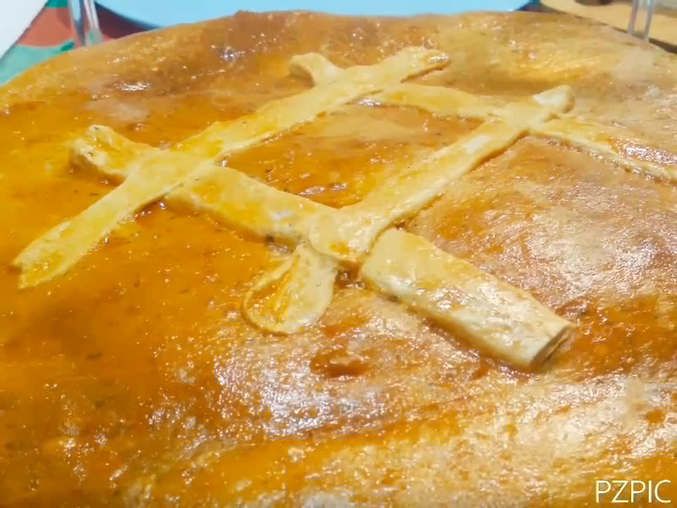 Foto del paso 8 de la receta: Empanada de codillo de cerdo, cebolla caramelizada y pasas