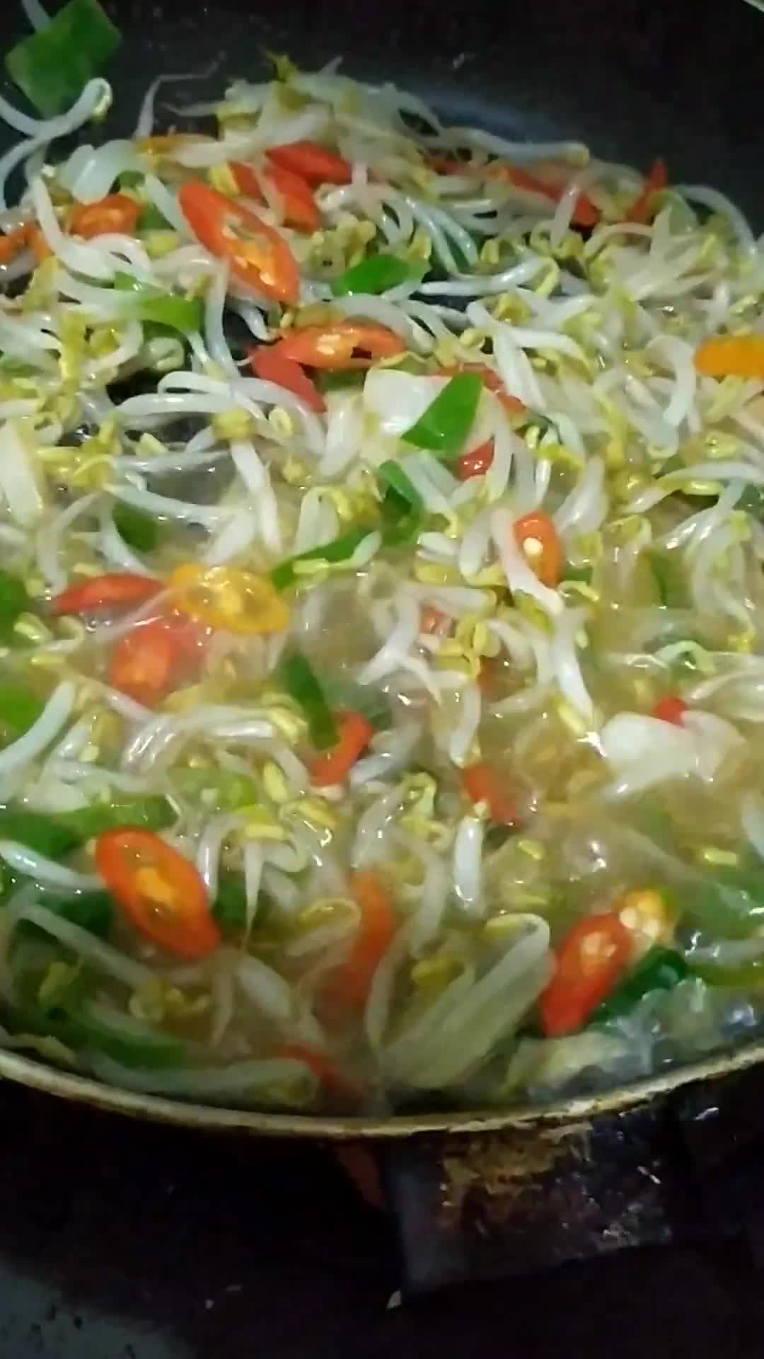 Foto langkah ke 6 dari resep Dadar Telur Cah Tauge.