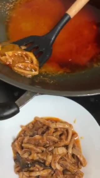 Gambar langkah 4 resipi Mi Sotong Bayam.