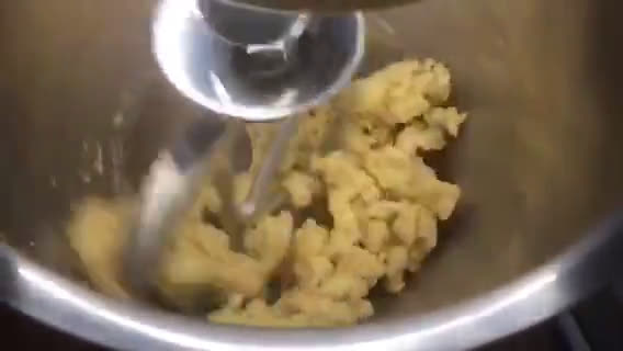Foto del passaggio 3 della ricetta Chiacchiere 🌷