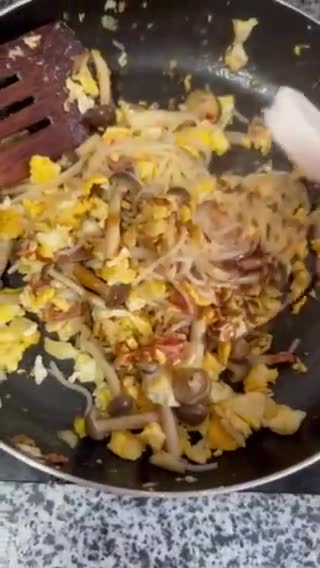 Hình bước làm 4 của món Bún Xào Trứng Nấm Cùng Sốt Sambal Cho Team Yêu Cay 🌶️
