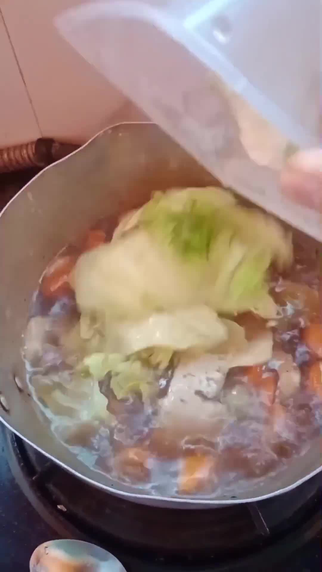 Foto langkah ke 5 dari resep Sup saos tiram sederhana ala Dhamardjati's.