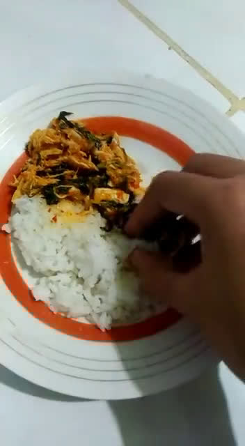 Foto langkah ke 5 dari resep Ayam suwir kemangi pedes.