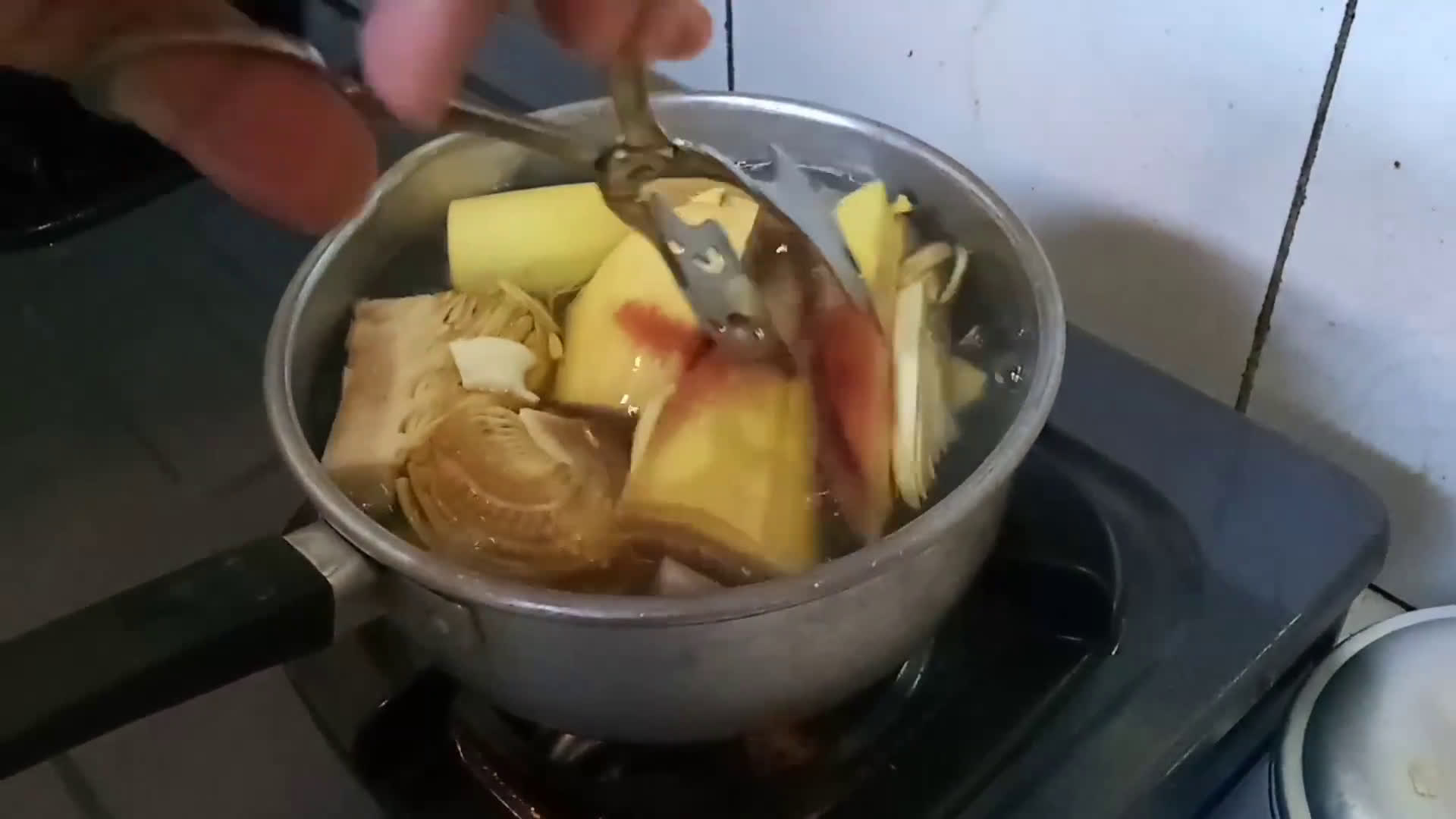 Foto langkah ke 2 dari resep Sayur jantung pisang/ jukut pusuh khas Bali.